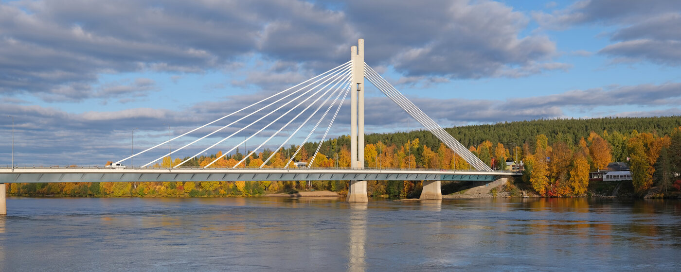 Rovaniemen Jätkänkynttilä-silta ylittää Kemijoen syksyisen metsärannan edessä.